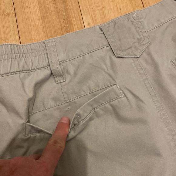 Columbia Sportswear khaki, cargo style shorts. Size 34 - Picture 7 of 7